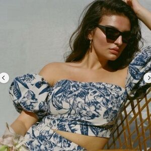 Abercrombie Off-Shoulder Blue & white Floral Crop Top with Puff Sleeves size XS